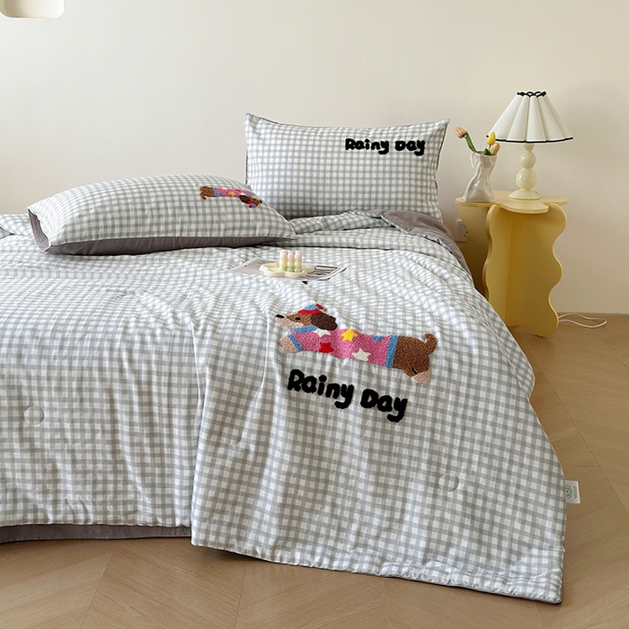91家纺网 家纺一手货源 找家纺 怡家居 2025新款全棉双层纱毛巾绣夏被四件套 夏被-灰格小淘气