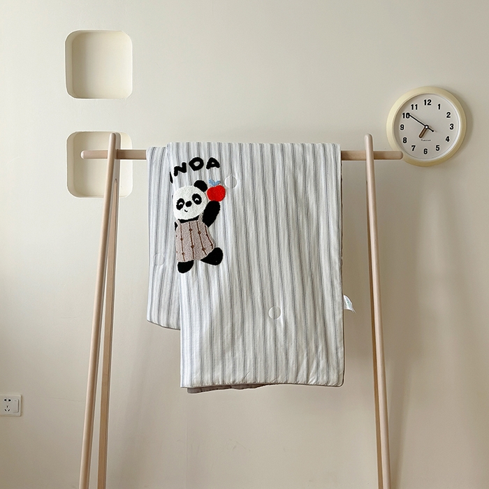 91家纺网 家纺一手货源 找家纺 怡家居 2025新款全棉双层纱毛巾绣夏被四件套 夏被-小熊猫