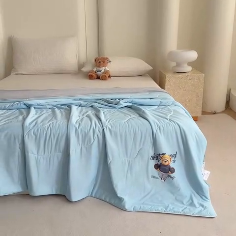 91家纺网 家纺一手货源 找家纺 泰迪爱兰Teddy ISLAND 2026新款冰淇淋凉感夏被 天空蓝+灰