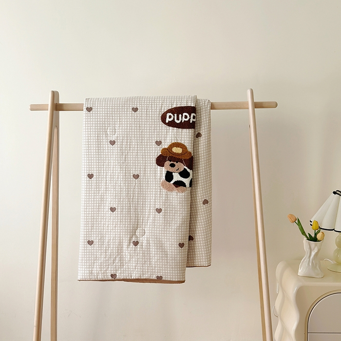 91家纺网 家纺一手货源 找家纺 怡家居 2025新款全棉双层纱毛巾绣夏被四件套 夏被-欢乐狗