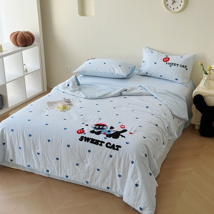 91家纺网 家纺一手货源 找家纺 怡家居 2025新款全棉双层纱毛巾绣夏被四件套 夏被-耳机猫
