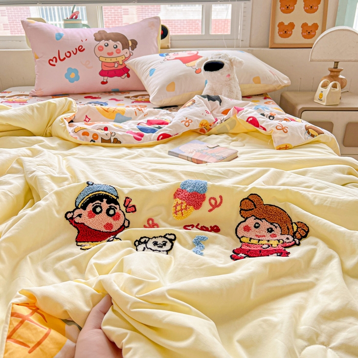 91家纺网 家纺一手货源 找家纺 一霖家纺 2025新款高克重云朵毛巾绣夏被 小新小奎的爱情