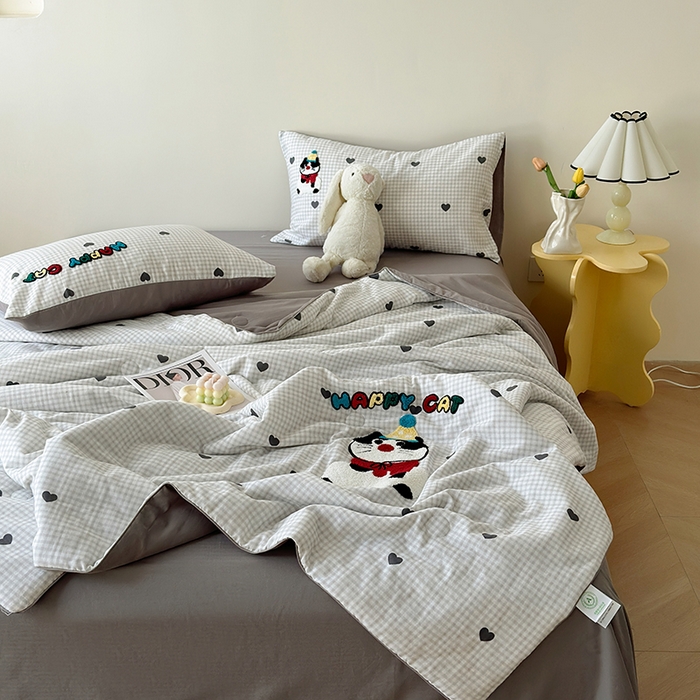 91家纺网 家纺一手货源 找家纺 怡家居 2025新款全棉双层纱毛巾绣夏被四件套 夏被-萌趣猫