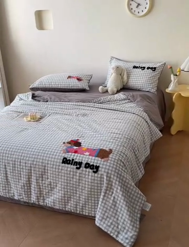 91家纺网 家纺一手货源 找家纺 怡家居 2025新款全棉双层纱毛巾绣夏被四件套 夏被-灰格小淘气