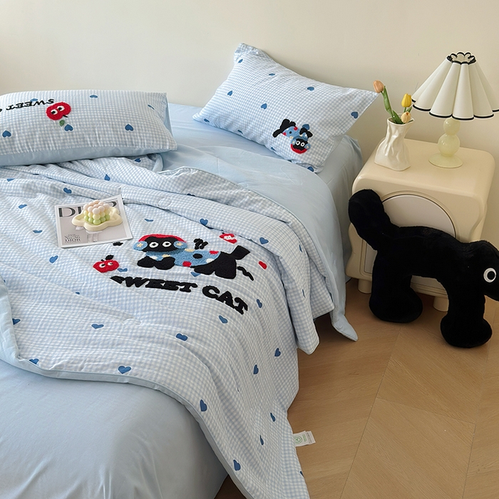 91家纺网 家纺一手货源 找家纺 怡家居 2025新款全棉双层纱毛巾绣夏被四件套 夏被-耳机猫
