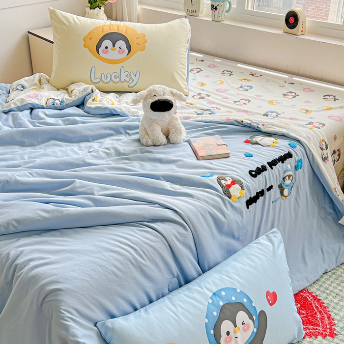 91家纺网 家纺一手货源 找家纺 一霖家纺 2025新款高克重云朵毛巾绣夏被 企鹅崽崽