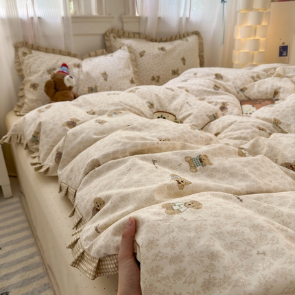 91家纺网 家纺一手货源 找家纺 乐童家纺 2025新款纯棉小清新格子花边系类四件套 奶熊绵云