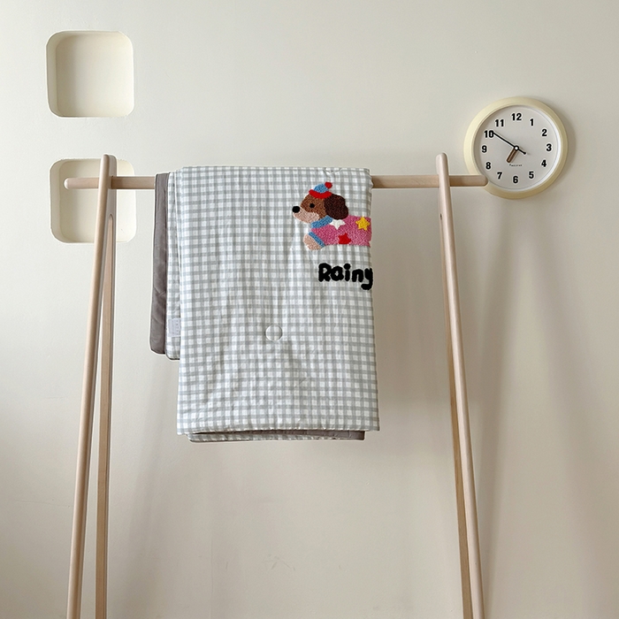 91家纺网 家纺一手货源 找家纺 怡家居 2025新款全棉双层纱毛巾绣夏被四件套 夏被-灰格小淘气