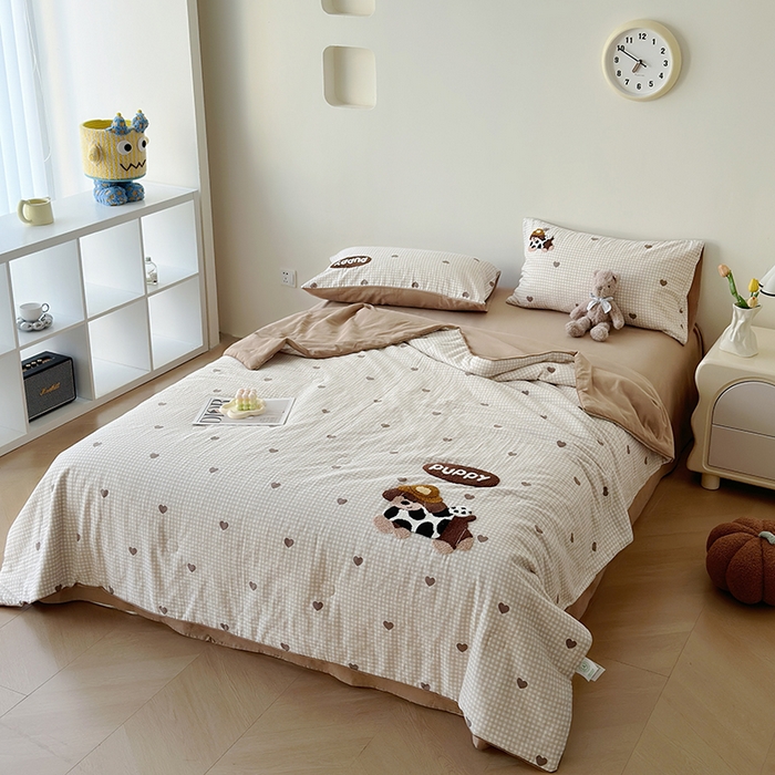 91家纺网 家纺一手货源 找家纺 怡家居 2025新款全棉双层纱毛巾绣夏被四件套 夏被-欢乐狗