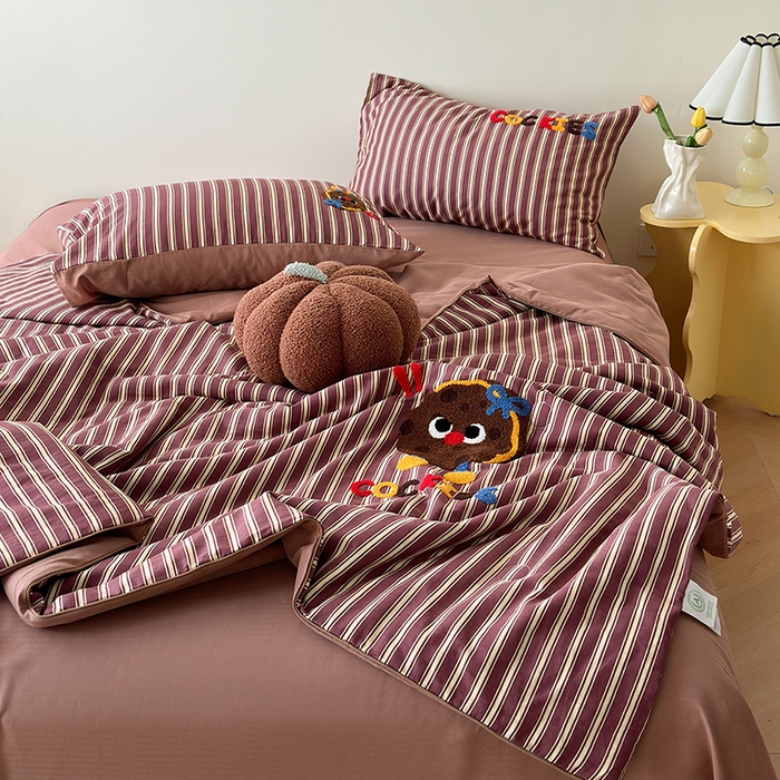 91家纺网 家纺一手货源 找家纺 怡家居 2025新款全棉双层纱毛巾绣夏被四件套 夏被-可爱曲奇