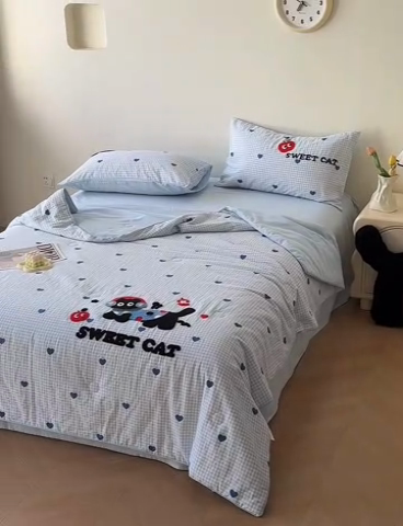 91家纺网 家纺一手货源 找家纺 怡家居 2025新款全棉双层纱毛巾绣夏被四件套 夏被-耳机猫