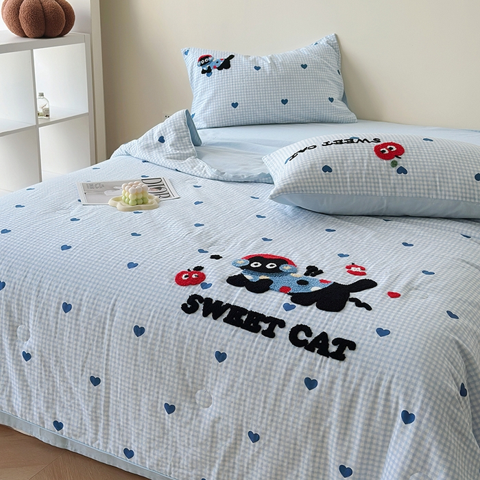 91家纺网 家纺一手货源 找家纺 怡家居 2025新款全棉双层纱毛巾绣夏被四件套 夏被-耳机猫
