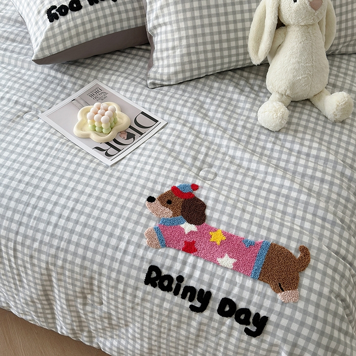 91家纺网 家纺一手货源 找家纺 怡家居 2025新款全棉双层纱毛巾绣夏被四件套 夏被-灰格小淘气