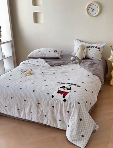 91家纺网 家纺一手货源 找家纺 怡家居 2025新款全棉双层纱毛巾绣夏被四件套 夏被-萌趣猫