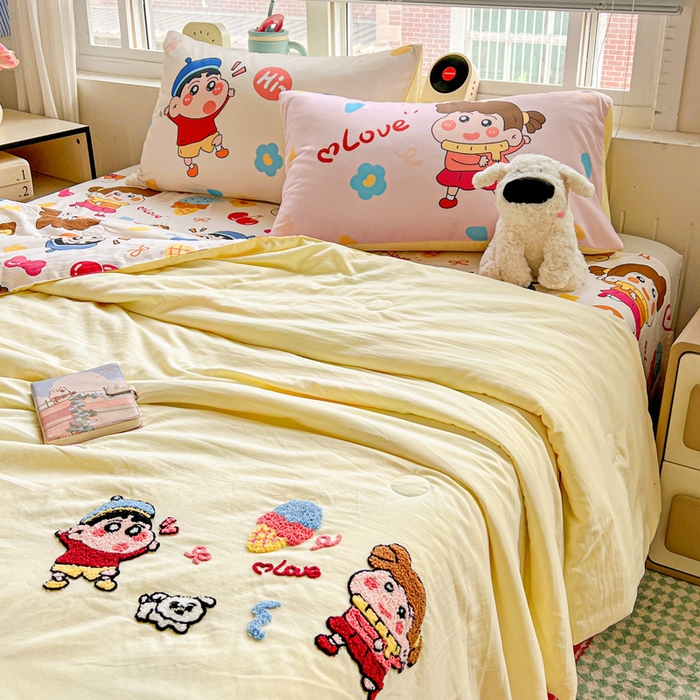 91家纺网 家纺一手货源 找家纺 一霖家纺 2025新款高克重云朵毛巾绣夏被 小新小奎的爱情