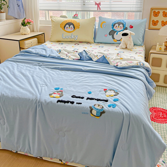 91家纺网 家纺一手货源 找家纺 一霖家纺 2025新款高克重云朵毛巾绣夏被 企鹅崽崽