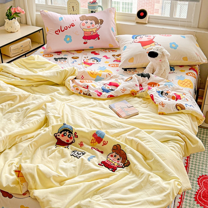 91家纺网 家纺一手货源 找家纺 一霖家纺 2025新款高克重云朵毛巾绣夏被 小新小奎的爱情