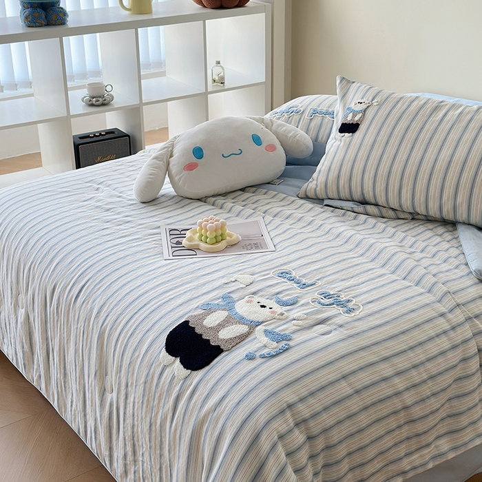91家纺网 家纺一手货源 找家纺 怡家居 2025新款全棉双层纱毛巾绣夏被四件套 夏被-晚安熊