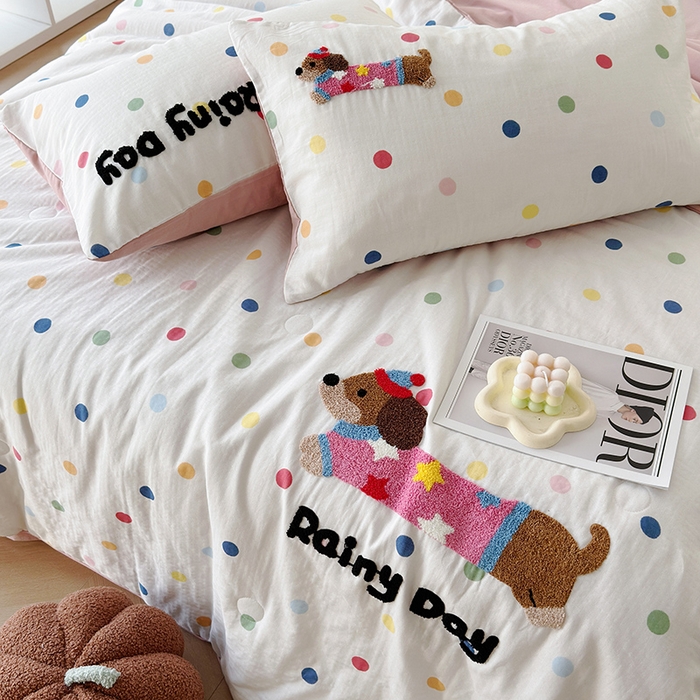 91家纺网 家纺一手货源 找家纺 怡家居 2025新款全棉双层纱毛巾绣夏被四件套 夏被-点点小淘气