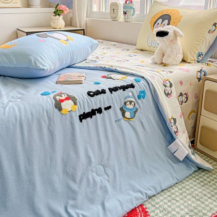 91家纺网 家纺一手货源 找家纺 一霖家纺 2025新款高克重云朵毛巾绣夏被 企鹅崽崽