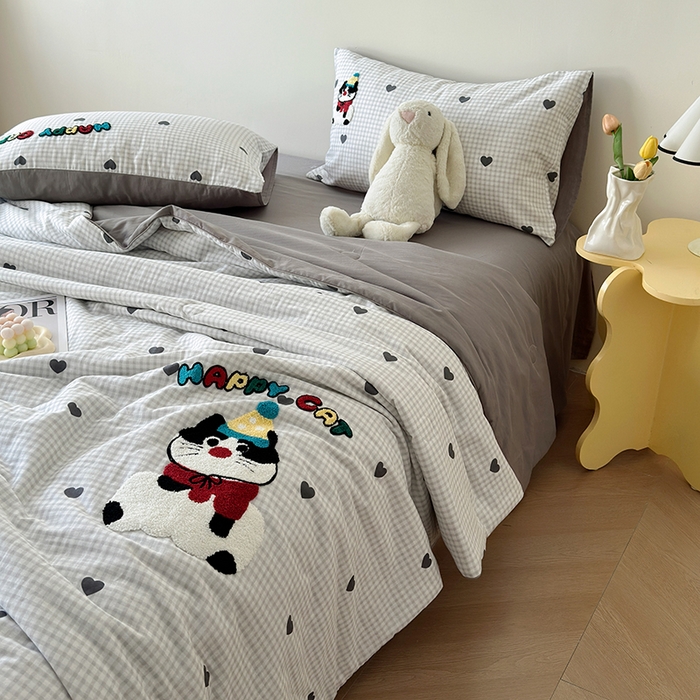 91家纺网 家纺一手货源 找家纺 怡家居 2025新款全棉双层纱毛巾绣夏被四件套 夏被-萌趣猫