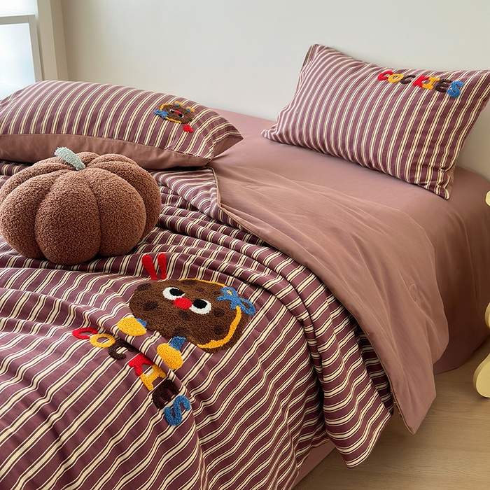 91家纺网 家纺一手货源 找家纺 怡家居 2025新款全棉双层纱毛巾绣夏被四件套 夏被-可爱曲奇