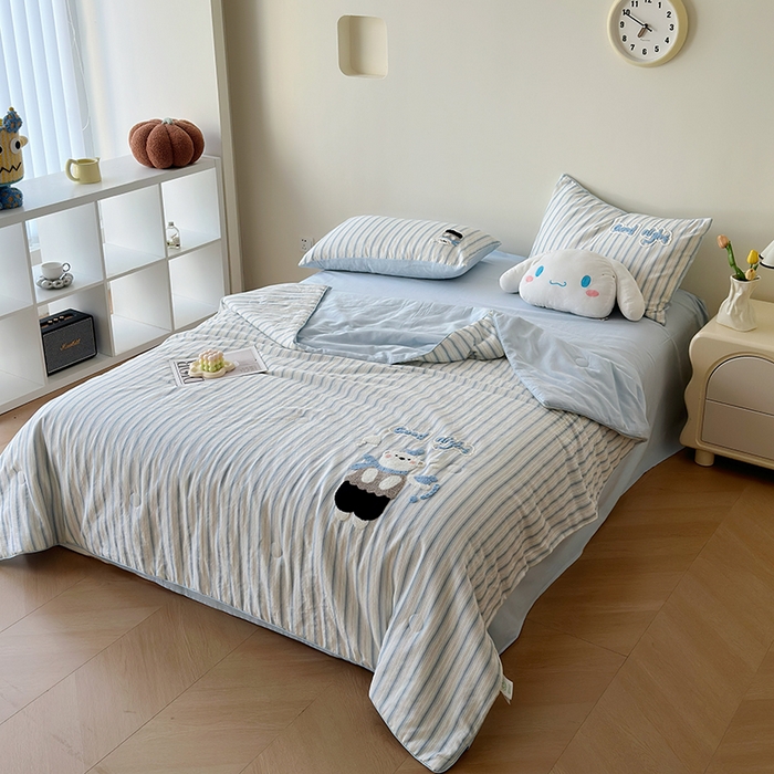 91家纺网 家纺一手货源 找家纺 怡家居 2025新款全棉双层纱毛巾绣夏被四件套 夏被-晚安熊