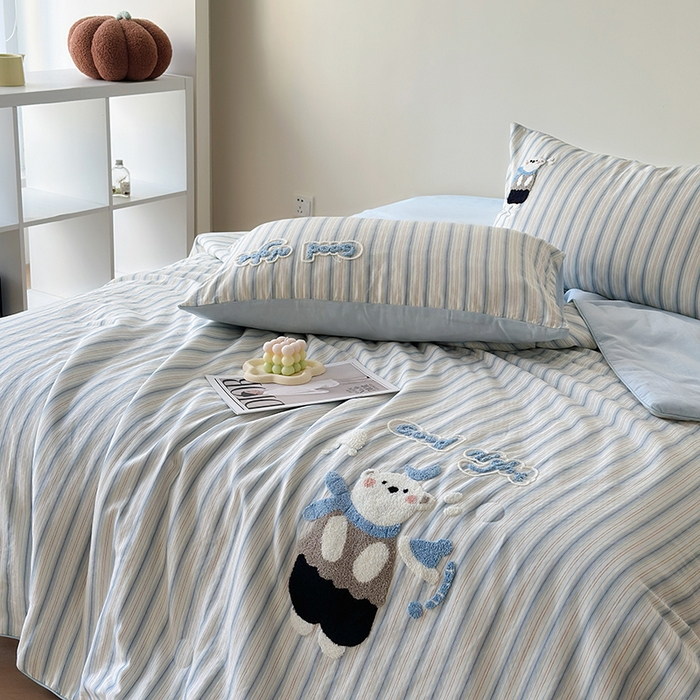 91家纺网 家纺一手货源 找家纺 怡家居 2025新款全棉双层纱毛巾绣夏被四件套 夏被-晚安熊