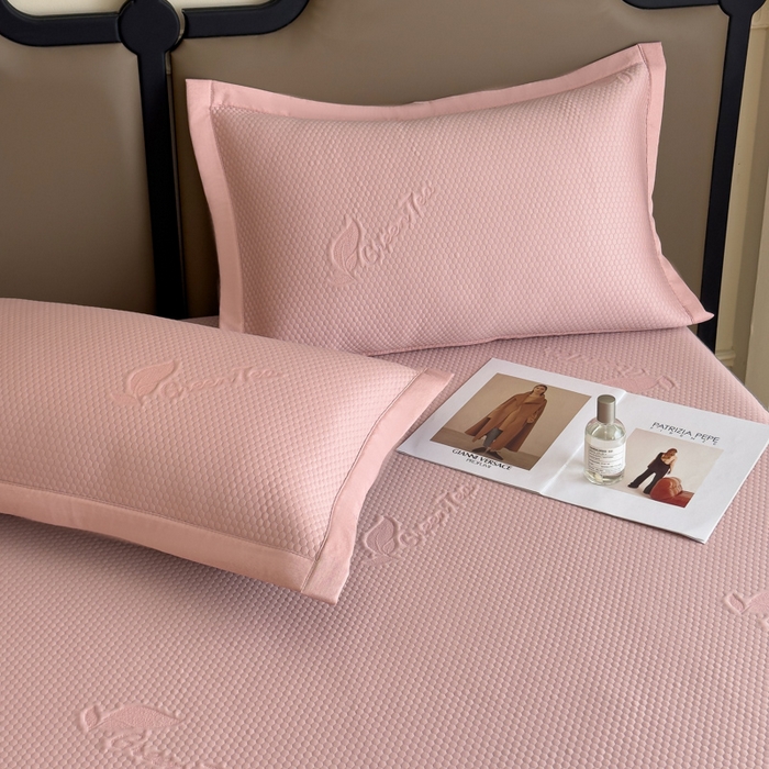 91家纺网 家纺一手货源 找家纺 瑞兴纺 2025新款高分子PE软凉席绣花款床笠款 床笠款-沐夕-粉