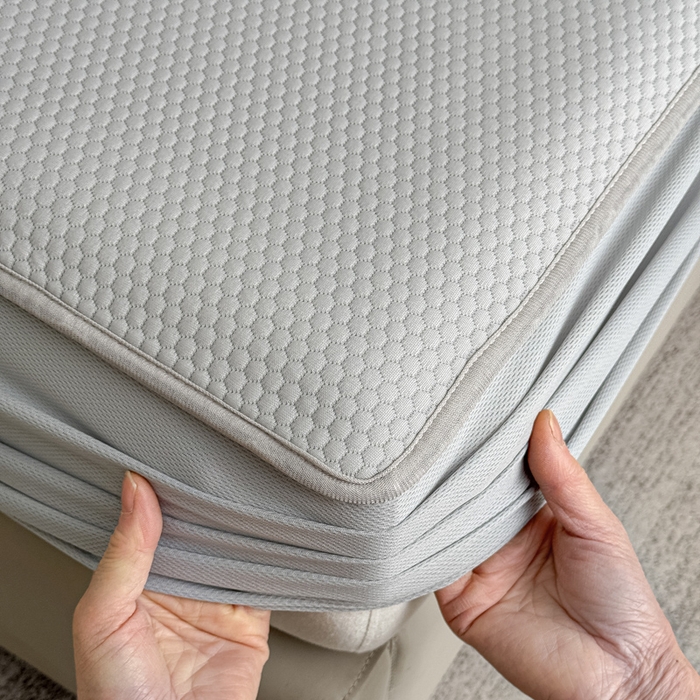 91家纺网 家纺一手货源 找家纺 瑞兴纺 2025新款高分子PE软凉席绣花款床笠款 床笠款-路易威-灰