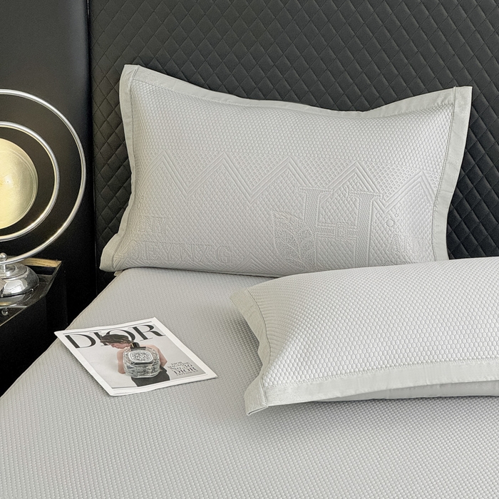 91家纺网 家纺一手货源 找家纺 瑞兴纺 2025新款高分子PE软凉席绣花款床笠款 床笠款-路易威-灰