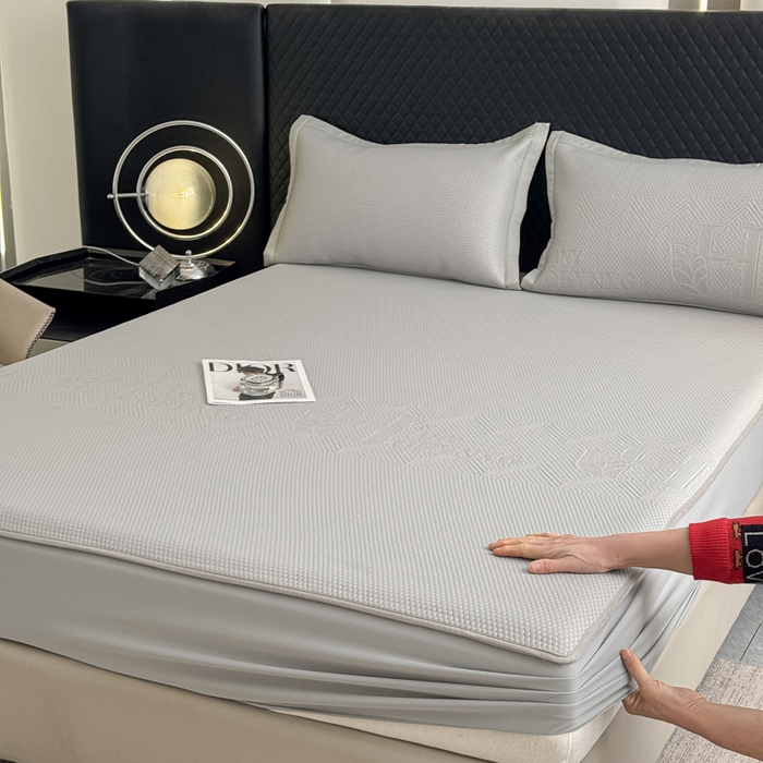 91家纺网 家纺一手货源 找家纺 瑞兴纺 2025新款高分子PE软凉席绣花款床笠款 床笠款-路易威-灰