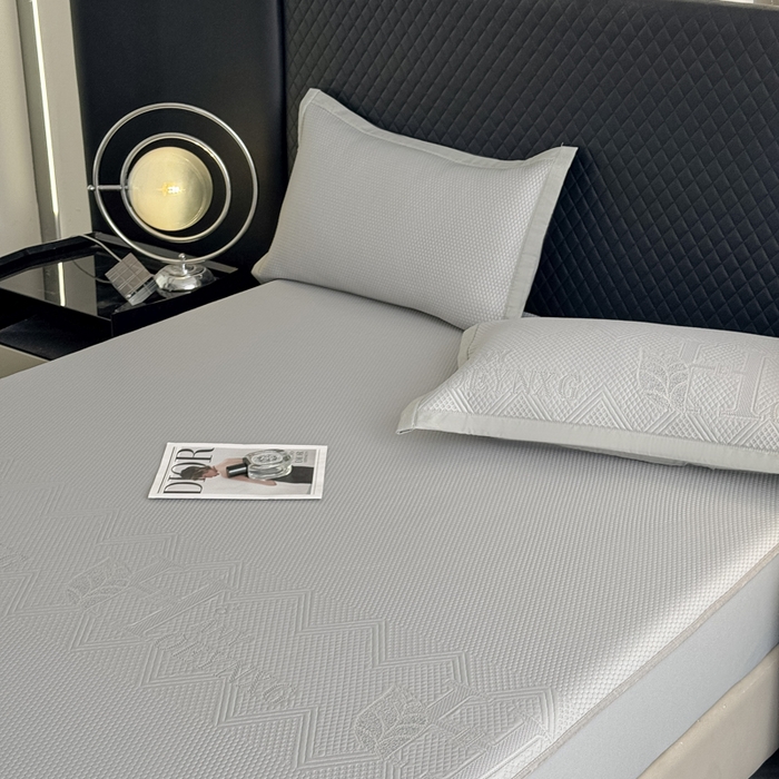 91家纺网 家纺一手货源 找家纺 瑞兴纺 2025新款高分子PE软凉席绣花款床笠款 床笠款-路易威-灰