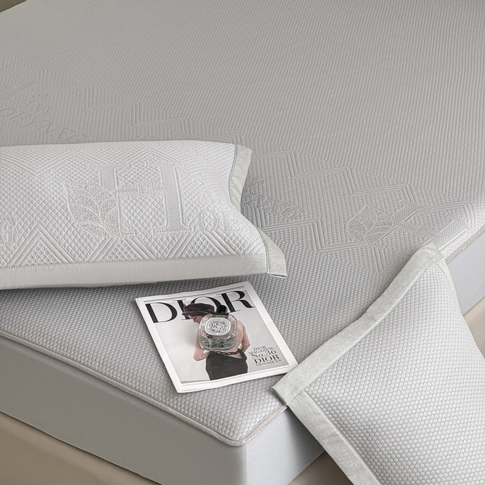 91家纺网 家纺一手货源 找家纺 瑞兴纺 2025新款高分子PE软凉席绣花款床笠款 床笠款-路易威-灰