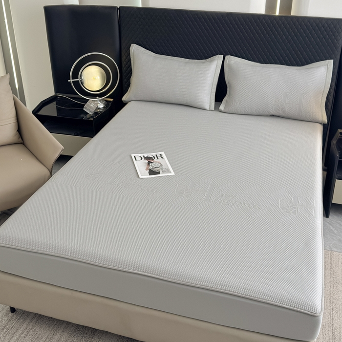 91家纺网 家纺一手货源 找家纺 瑞兴纺 2025新款高分子PE软凉席绣花款床笠款 床笠款-路易威-灰