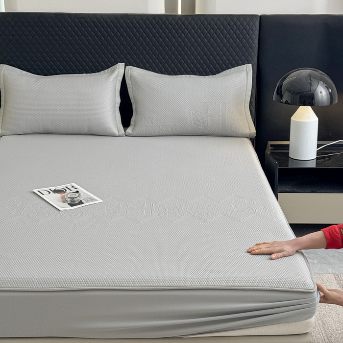 91家纺网 家纺一手货源 找家纺 瑞兴纺 2025新款高分子PE软凉席绣花款床笠款 床笠款-路易威-灰