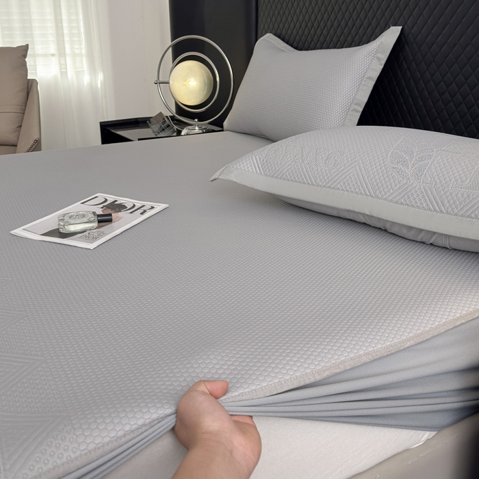 91家纺网 家纺一手货源 找家纺 瑞兴纺 2025新款高分子PE软凉席绣花款床笠款 床笠款-路易威-灰