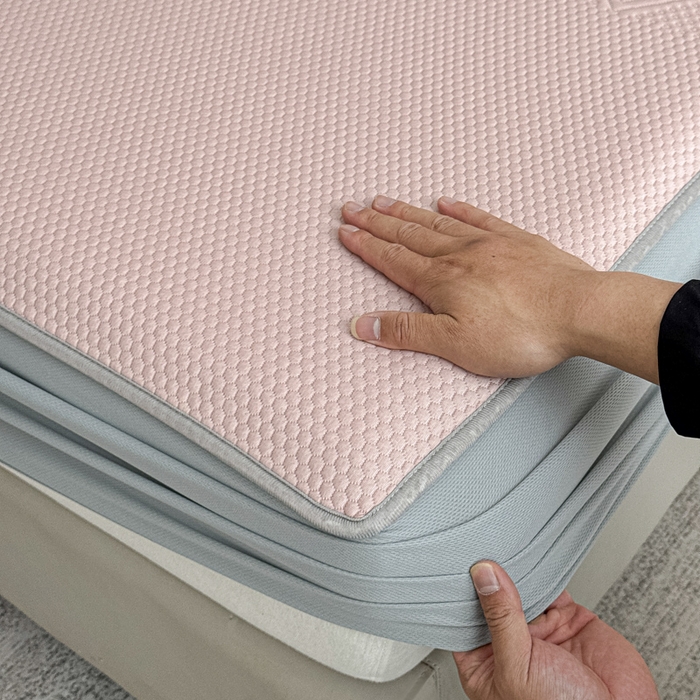 91家纺网 家纺一手货源 找家纺 瑞兴纺 2025新款高分子PE软凉席绣花款床笠款 床笠款-路易威-粉