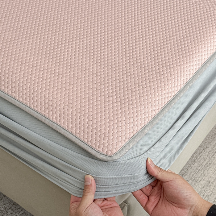 91家纺网 家纺一手货源 找家纺 瑞兴纺 2025新款高分子PE软凉席绣花款床笠款 床笠款-路易威-粉