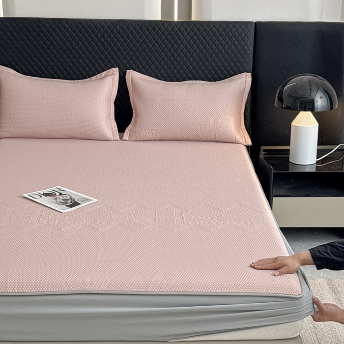 91家纺网 家纺一手货源 找家纺 瑞兴纺 2025新款高分子PE软凉席绣花款床笠款 床笠款-路易威-粉