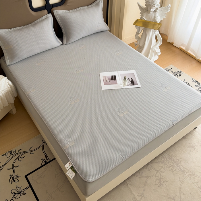 91家纺网 家纺一手货源 找家纺 瑞兴纺 2025新款高分子PE软凉席绣花款床笠款 床笠款-樱桃-灰