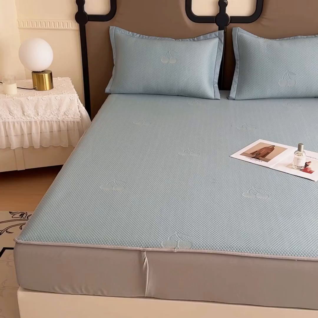 91家纺网 家纺一手货源 找家纺 瑞兴纺 2025新款高分子PE软凉席绣花款床笠款 床笠款-樱桃-蓝