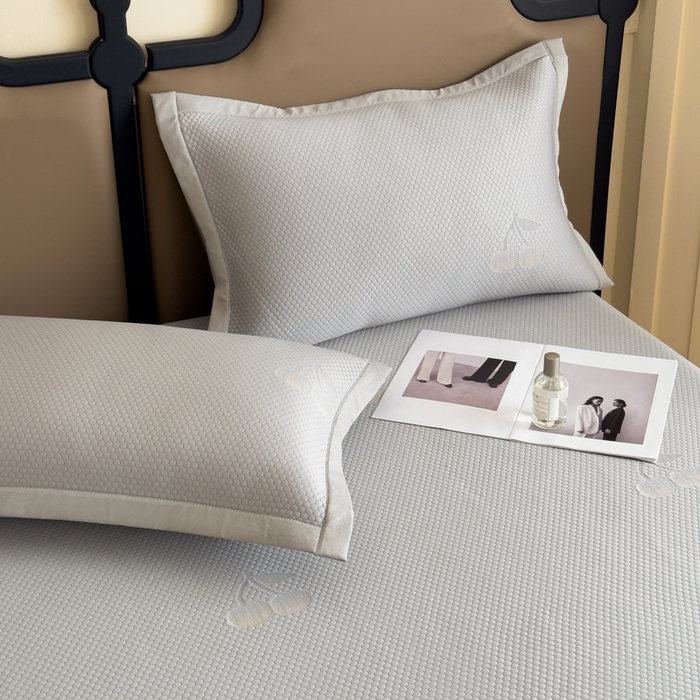 91家纺网 家纺一手货源 找家纺 瑞兴纺 2025新款高分子PE软凉席绣花款床笠款 床笠款-樱桃-灰