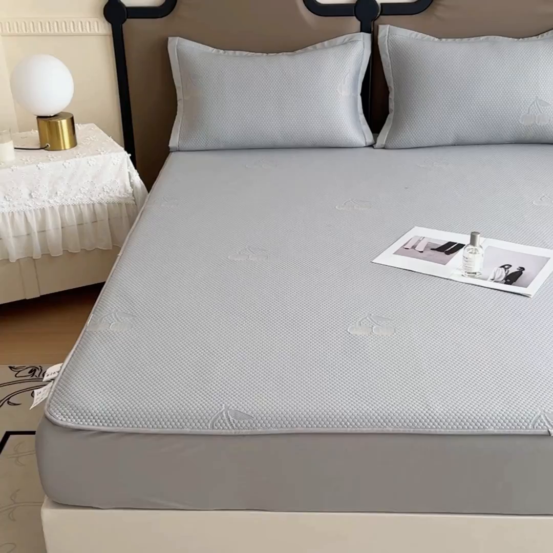 91家纺网 家纺一手货源 找家纺 瑞兴纺 2025新款高分子PE软凉席绣花款床笠款 床笠款-樱桃-灰