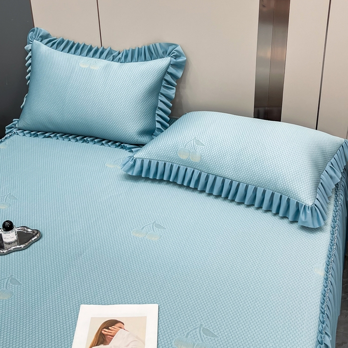 91家纺网 家纺一手货源 找家纺 瑞兴纺 2025新款高分子PE软凉席款床裙款 床裙款-小樱桃-蓝