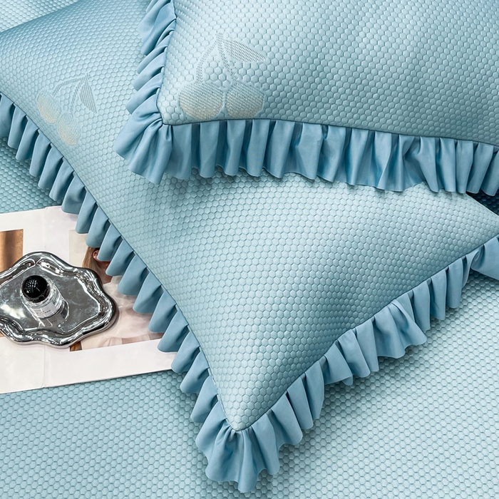 91家纺网 家纺一手货源 找家纺 瑞兴纺 2025新款高分子PE软凉席款床裙款 床裙款-小樱桃-蓝