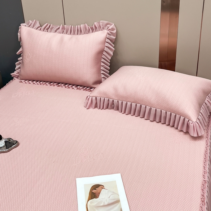 91家纺网 家纺一手货源 找家纺 瑞兴纺 2025新款高分子PE软凉席款床裙款 床裙款-玫瑰之恋-粉