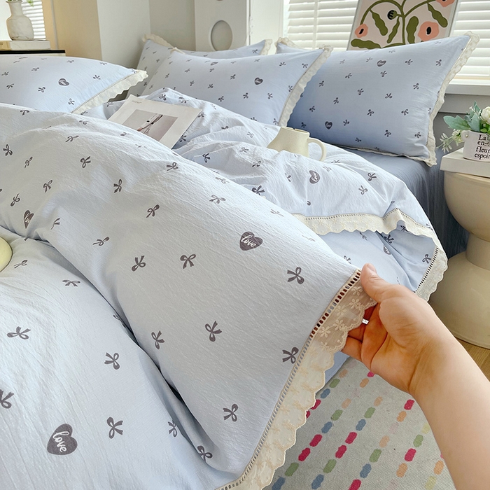 91家纺网 家纺一手货源 找家纺 雨彤家纺 2025新款A类高克重云感皱皱双层纱全棉镂空花边款法式四件套-床拍图 悦枝