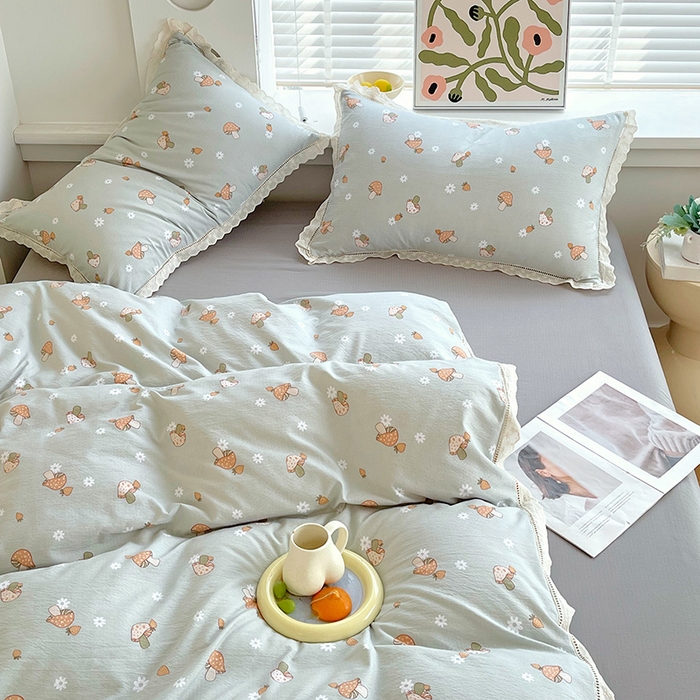 91家纺网 家纺一手货源 找家纺 雨彤家纺 2025新款A类高克重云感皱皱双层纱全棉镂空花边款法式四件套-床拍图 浅忆