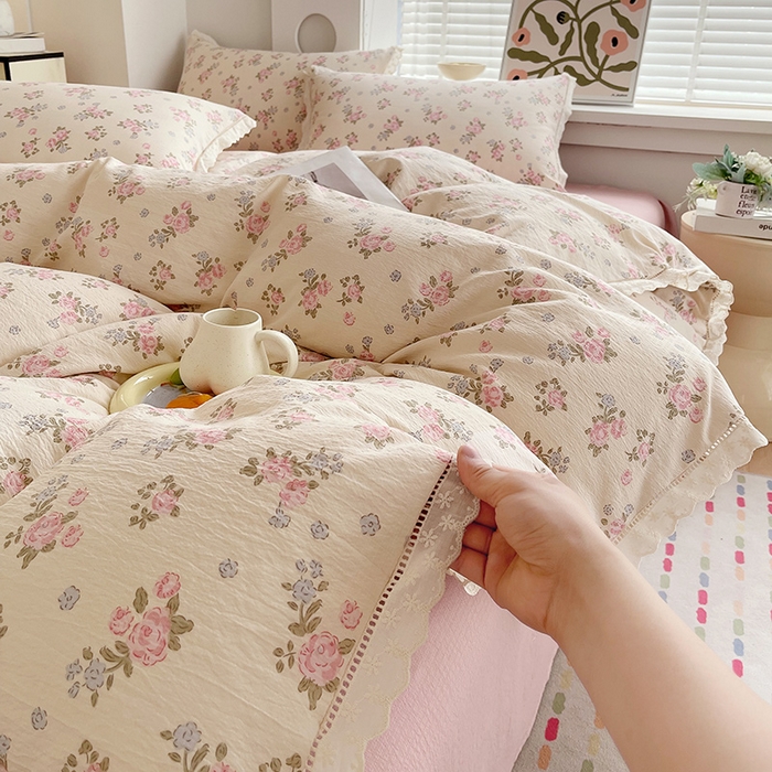 91家纺网 家纺一手货源 找家纺 雨彤家纺 2025新款A类高克重云感皱皱双层纱全棉镂空花边款法式四件套-床拍图 望夏花艺